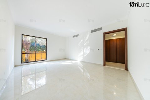 Villa in Al Barsha, Dubai 5 bedrooms, 3716.1 sq.m. № 141632 - photo 14