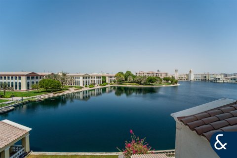 Apartment in Dubai Investment Park, Dubai 4 bedrooms, 452 sq.m. № 75668 - photo 1