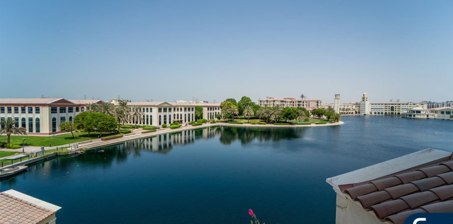 Apartment in Dubai Investment Park, Dubai 4 bedrooms, 452 sq.m. № 75668