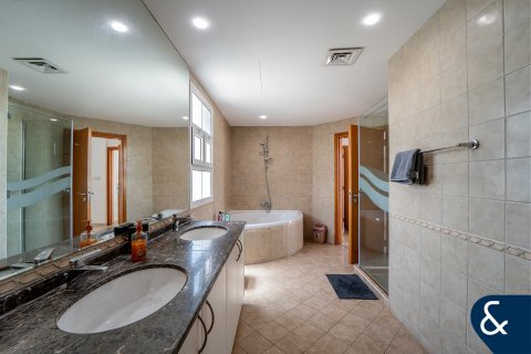 Apartment in Dubai Investment Park, Dubai 4 bedrooms, 452 sq.m. № 75668 - photo 13