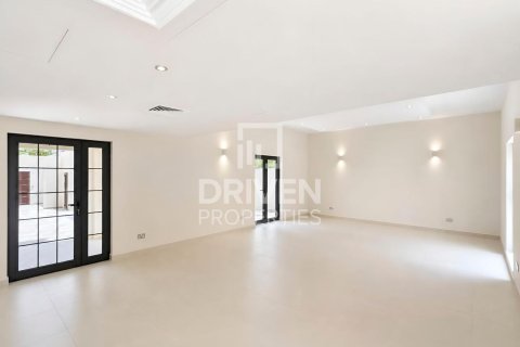Villa à Umm Suqeim, Dubai, 4 chambres, 408.31 m², № 128425