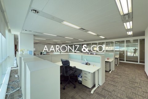Снять в аренду офис в Sheikh Zayed Road, Дубай: 557м², № 92202 - фото 2
