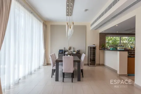 Villa in Legacy Nova Villas, Jumeirah Park, Dubai 4 bedrooms, 454 sq.m. № 62258 - photo 4