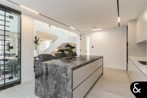 Villa en Jumeirah Islands, Dubai, 5 dormitorios, 581 m², № 78936 - foto 29