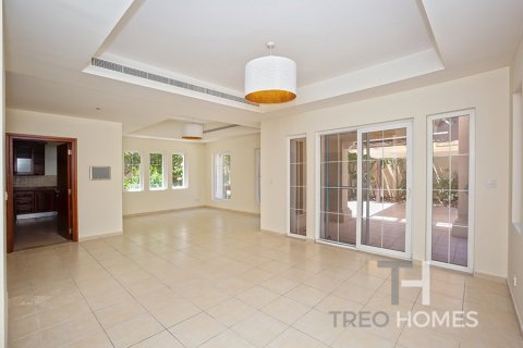 Снять в аренду виллу в Арабиан Ранчес, Дубай: 4 спальни, 361м², № 13511 - фото 3