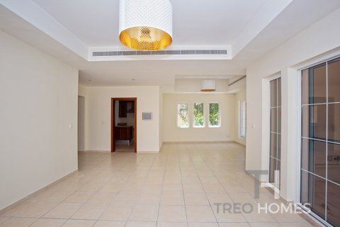 Снять в аренду виллу в Арабиан Ранчес, Дубай: 4 спальни, 361м², № 13511 - фото 4