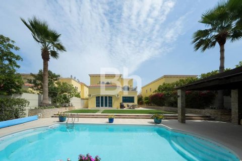 Villa in Jumeirah Park, Dubai 4 bedrooms, 782 sq.m. № 23391 - photo 1