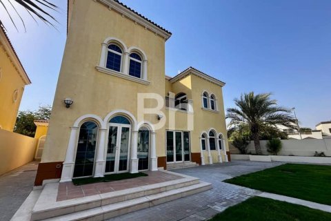Villa en Jumeirah Park, Dubai, 3 dormitorios, 733 m², № 23390 - foto 2
