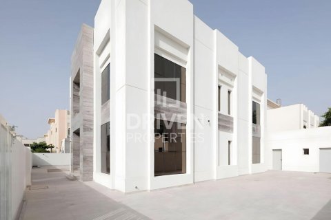 Villa en Jumeirah, Dubai, 4 dormitorios, 668.9 m², № 130065 - foto 3
