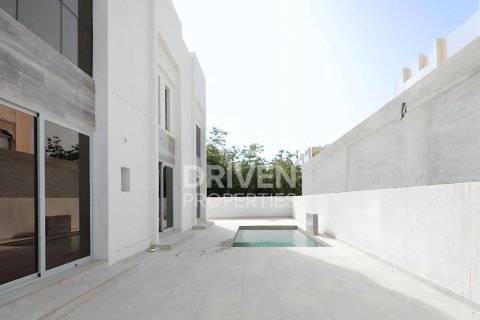 Villa en Jumeirah, Dubai, 4 dormitorios, 668.9 m², № 130065 - foto 4