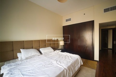 Apartment in Jumeirah Lake Towers, Dubai 2 bedrooms, 154 sq.m. № 18410 - photo 11