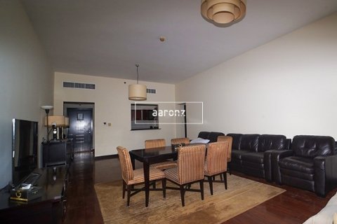 Apartment in Jumeirah Lake Towers, Dubai 2 bedrooms, 154 sq.m. № 18410 - photo 2