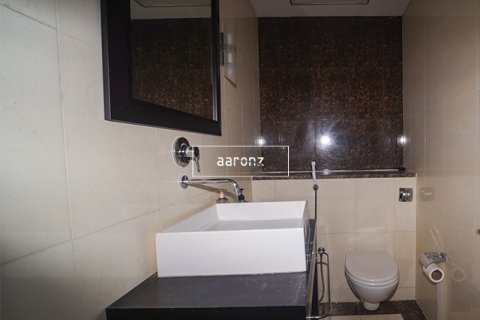 Apartment in Jumeirah Lake Towers, Dubai 2 bedrooms, 154 sq.m. № 18410 - photo 16