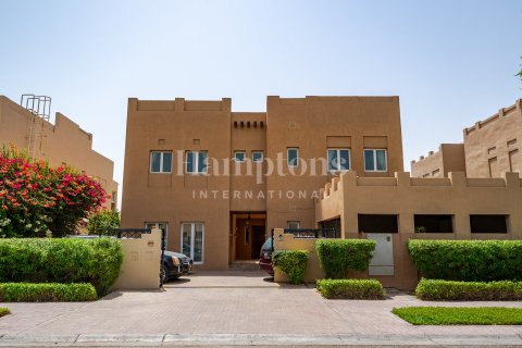 Villa en The Lakes, Dubai, 5 dormitorios, 568.93797200 m², № 16743 - foto 1