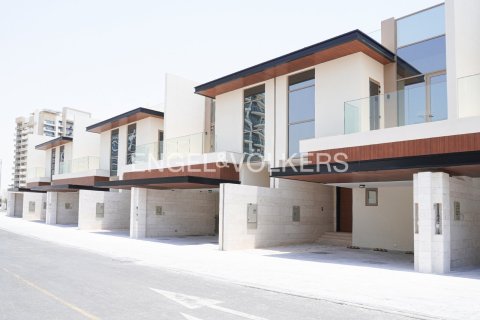 Adosado en Al Furjan, Dubai, 4 dormitorios, 303.2 m², № 8128 - foto 1