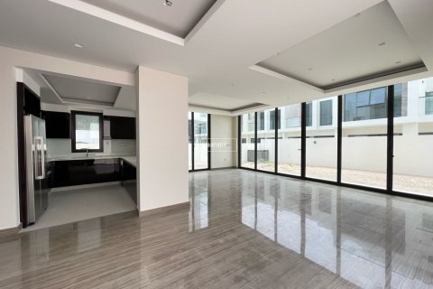Villa in Dubai 4 bedrooms, 295 sq.m. № 18220 - photo 4
