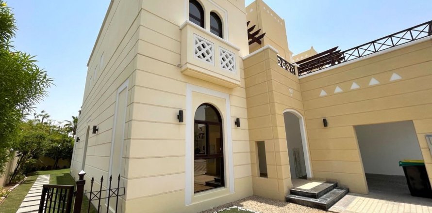 Townhouse in Dubai 4 bedrooms, 388.7 sq.m. № 53110
