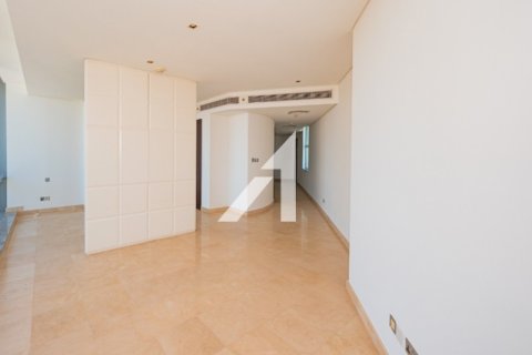 Снять в аренду квартиру в Дубае: студию, 63.4м², № 10913 - фото 1