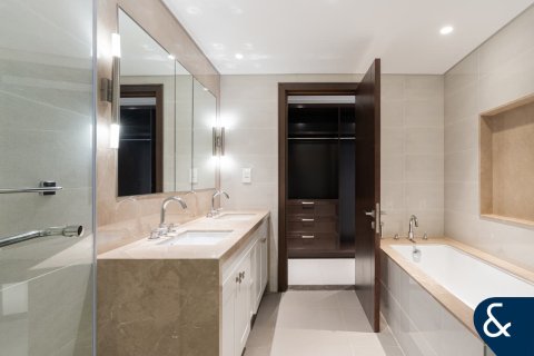 Apartment in Burj Khalifa, Dubai 2 bedrooms, 127 sq.m. № 98342 - photo 11