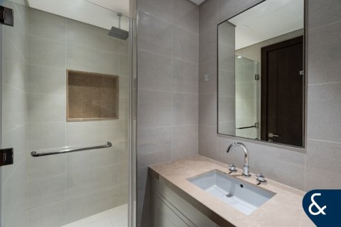 Apartment in Burj Khalifa, Dubai 2 bedrooms, 127 sq.m. № 98342 - photo 15