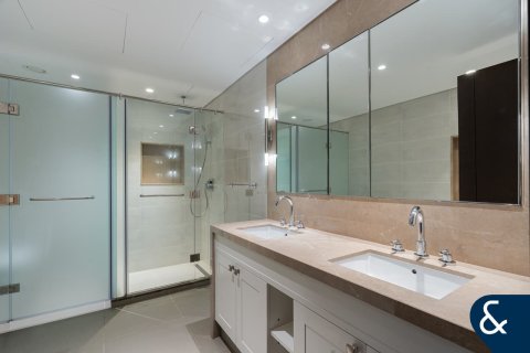 Apartment in Burj Khalifa, Dubai 2 bedrooms, 127 sq.m. № 98342 - photo 10