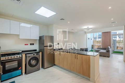 Villa in Dubai Land, Dubai 2 bedrooms, 101 sq.m. № 65711 - photo 13