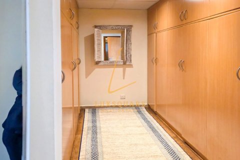 Снять в аренду квартиру в Дубай Инвестмент Парке, Дубай: 3 спальни, 324м², № 110646 - фото 6