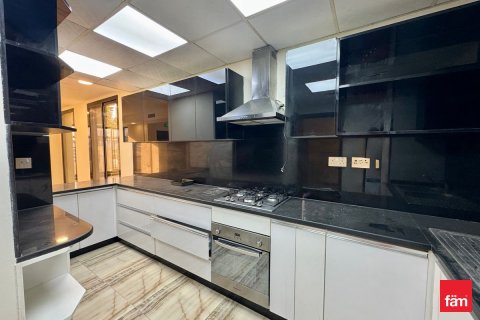 Villa in Dubai 4 bedrooms, 198.3 sq.m. № 72304 - photo 11