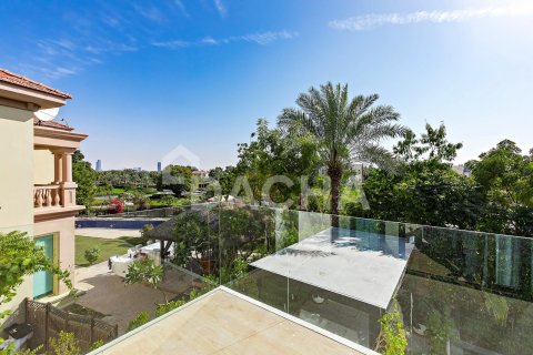 Villa in Jumeirah Islands, Dubai 5 bedrooms, 557 sq.m. № 104715 - photo 15