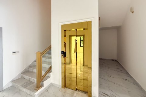 Villa in Dubai 5 bedrooms, 743.22 sq.m. № 138959 - photo 5