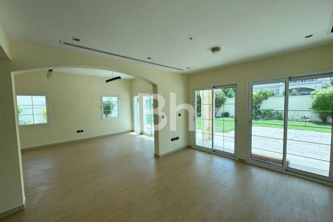 Villa in Jumeirah Village Triangle, Dubai 2 bedrooms, 706 sq.m. № 57998 - photo 13