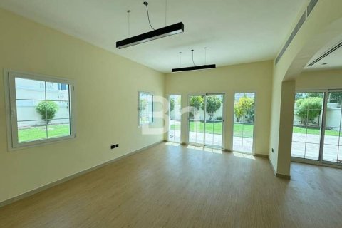 Villa in Jumeirah Village Triangle, Dubai 2 bedrooms, 706 sq.m. № 57998 - photo 12