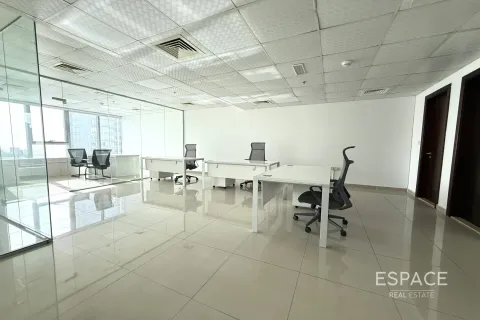 Office in Jumeirah Lake Towers, Dubai 107 sq.m. № 62070 - photo 2