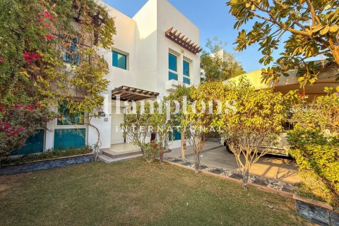 Townhouse in Al Quoz Industrial Area, Al Quoz, Dubai 5 bedrooms, 365.94956215 sq.m. № 74378 - photo 12