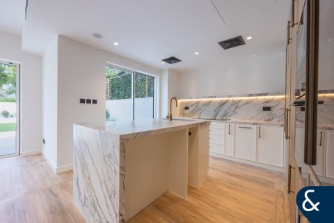 Купить виллу в The Springs, Дубай: 4 спальни, 210м², № 78854 - фото 1