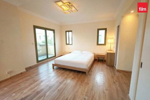 Villa in Mirdif, Dubai 5 bedrooms, 422.8 sq.m. № 137755 - photo 6