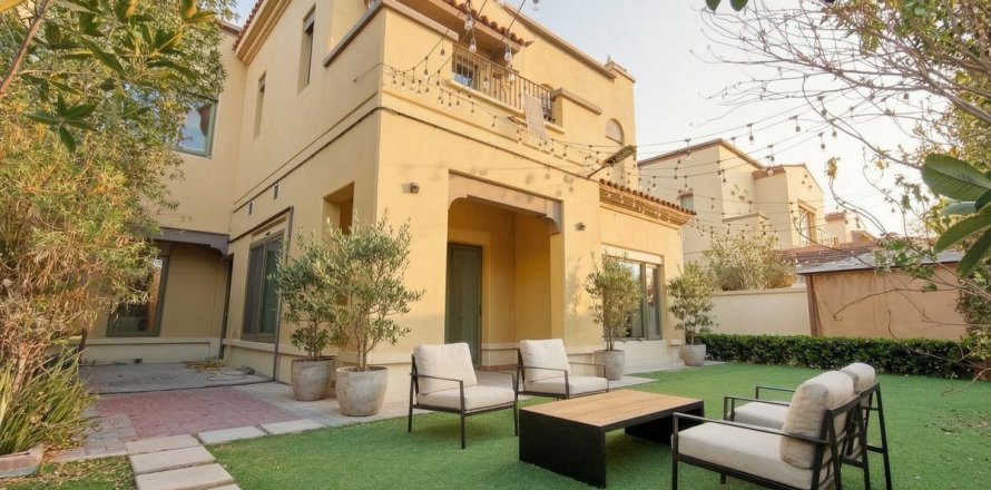 Villa in Mirdif, Dubai 5 bedrooms, 422.8 sq.m. № 137755