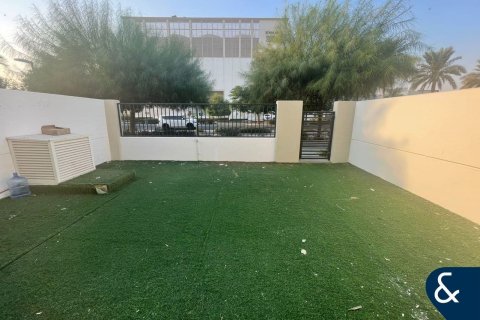 Снять в аренду виллу в Hayat Townhouses, Town Square, Дубай: 3 спальни, 207м², № 79002 - фото 4