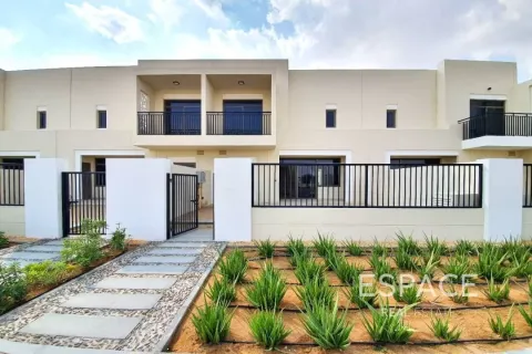 Купить таунхаус в Дубае: 3 спальни, 207м², № 61617 - фото 1