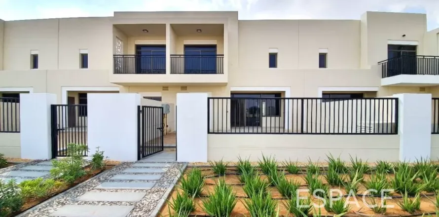 Таунхаус в Дубае, 3 спальни, 207м², № 61617