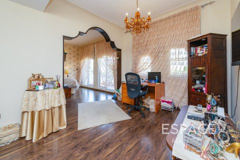 Villa in Meadows, Dubai 5 bedrooms, 353 sq.m. № 61619 - photo 14