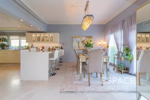 Villa in Meadows, Dubai 5 bedrooms, 353 sq.m. № 61619 - photo 9