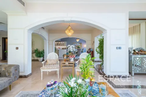 Villa in Meadows, Dubai 5 bedrooms, 353 sq.m. № 61619 - photo 6