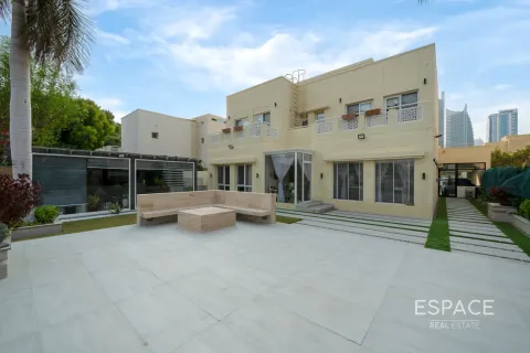 Villa in Meadows, Dubai 5 bedrooms, 353 sq.m. № 61619 - photo 2