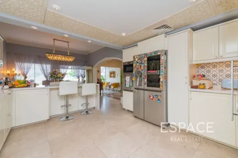 Villa in Meadows, Dubai 5 bedrooms, 353 sq.m. № 61619 - photo 8