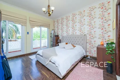 Villa in Meadows, Dubai 5 bedrooms, 353 sq.m. № 61619 - photo 12