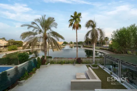 Villa in Meadows, Dubai 5 bedrooms, 353 sq.m. № 61619 - photo 1