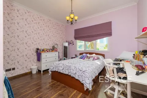 Villa in Meadows, Dubai 5 bedrooms, 353 sq.m. № 61619 - photo 11