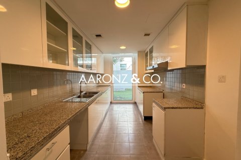 Снять в аренду виллу в Мудоне, Дубай: 3 спальни, 190м², № 78413 - фото 6