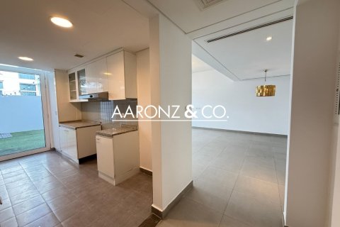 Снять в аренду виллу в Мудоне, Дубай: 3 спальни, 190м², № 78413 - фото 3